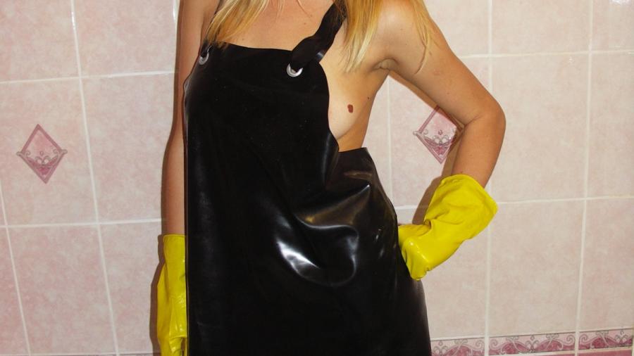 Christina in Latex Schürze und Gummi