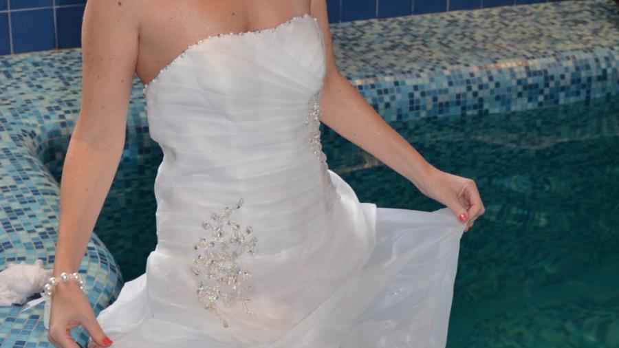 Im Brautkleid im Pool