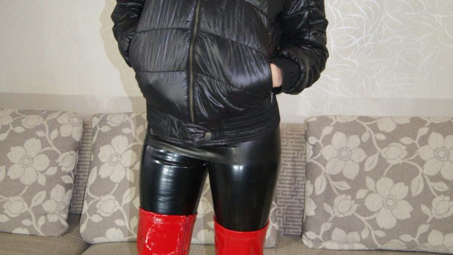 Christina in Slinkystylez Leggins und Latex mit Stiefel