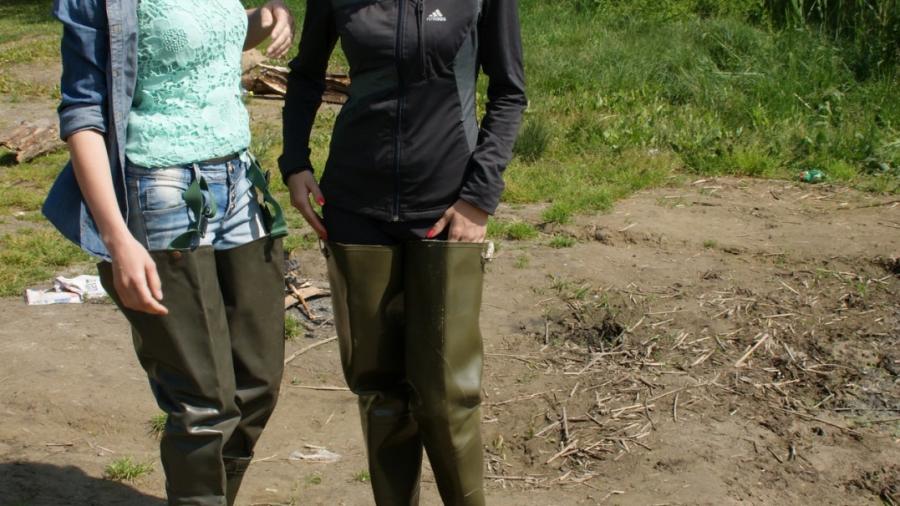 Christina und Jackie mit Waders in einem Fluss