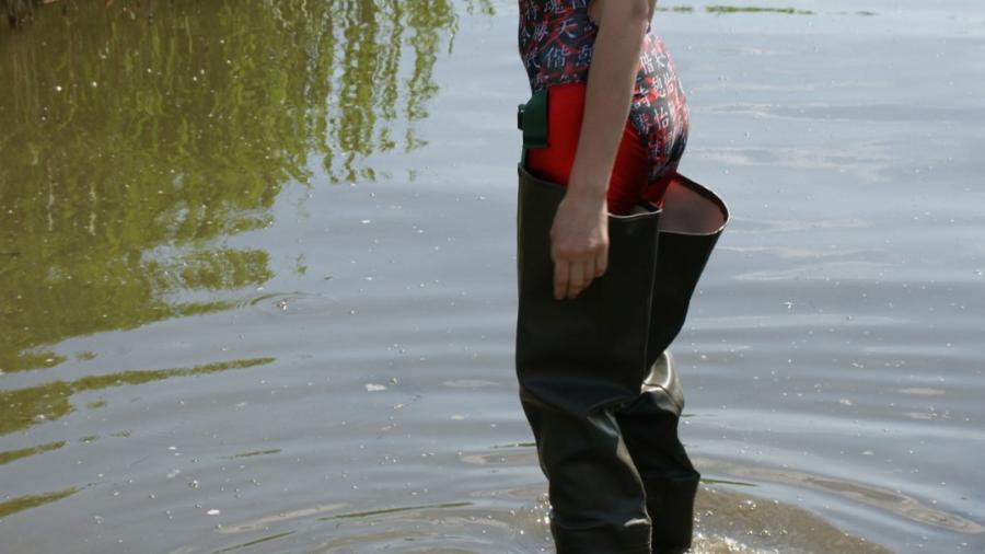 Jackie in Waders , Spandex Leggins und Badeanzug im Fluss