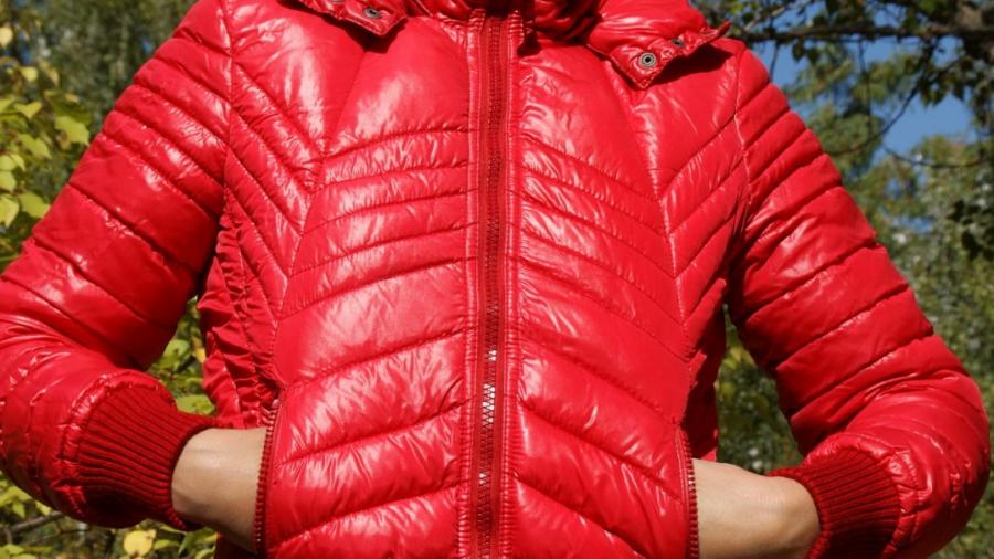 Rote Daunen Jacke rote Leggins