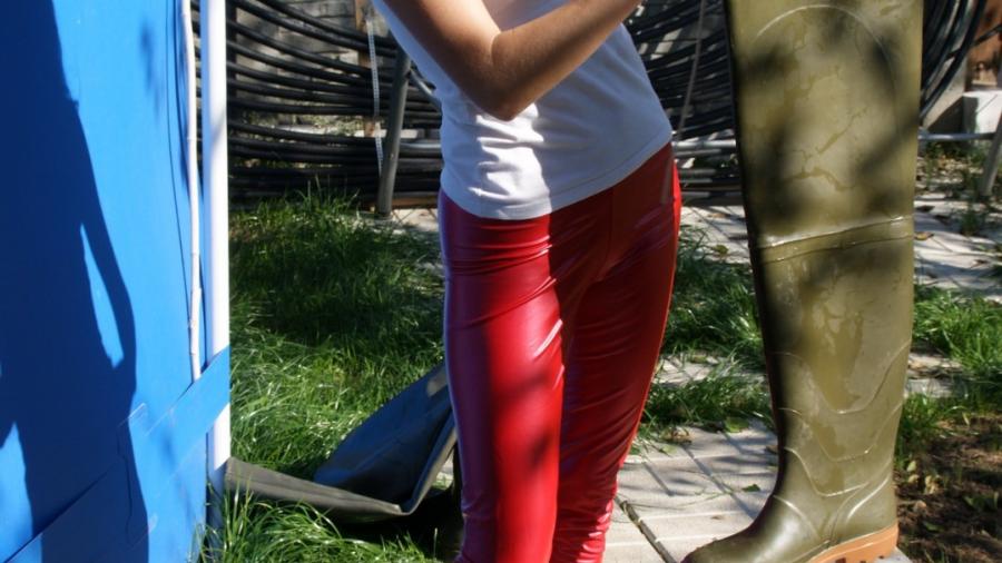 Nikki in Waders und roter Slinkystylez Leggins