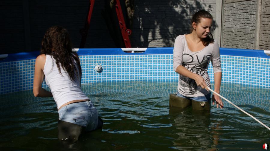 Jackie und Nikki in Waders und Jeans im Pool