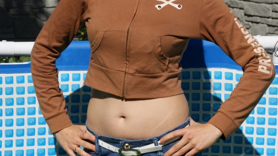 Christina in Waders und Jeans im Pool
