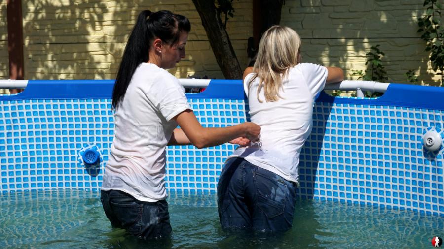 Christina und Nikki in Jeans und weißen T-Shirts im Pool