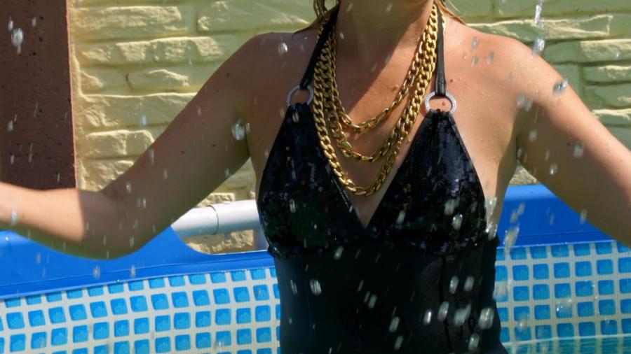 Wetlook Kleid und Wolford Strumpfhose im Pool