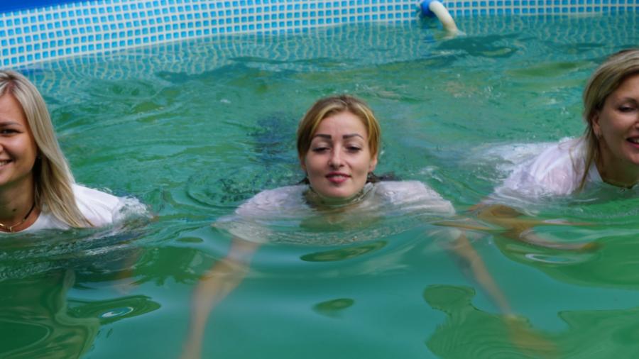 Zu dritt in Jeans und T-Shirts im Pool