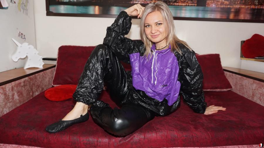 Christina posing im Sauna Anzug