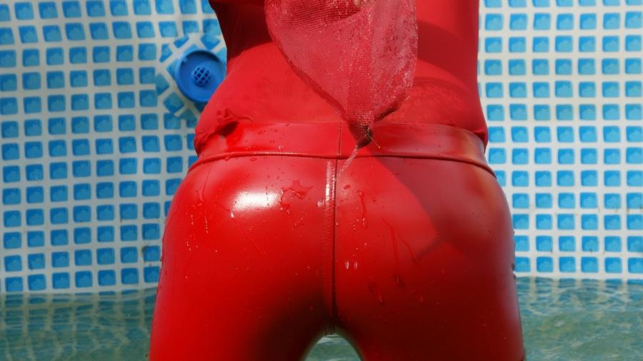 In roter Gummi Leggins und Nylontop mit Watstiefel im Pool