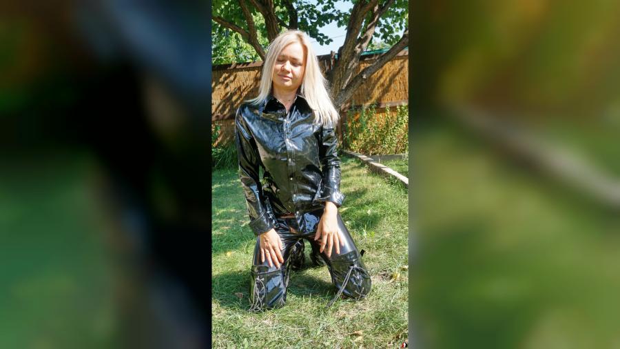 Christina in Slinkystylez Leggins Lack und Stiefel