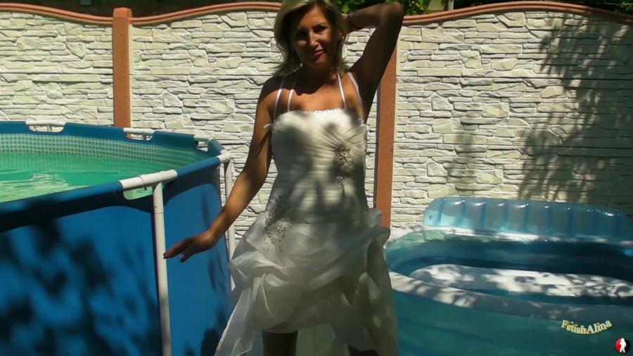 Zeige alles im Hochzeitskleid und sexy Dessous im Pool