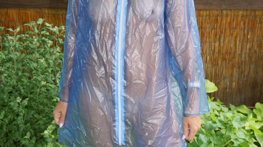 Im Garten in blauer PVC Regenjacke