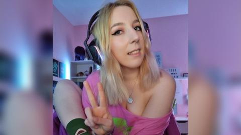 Was macht ein Gamergirl, wenn sie die Erste ist, die in der Runde fällt? Ja klar, ein paar Sexy Selfies! Jetzt aber schnell, die nächste Runde fängt gleich an! ????