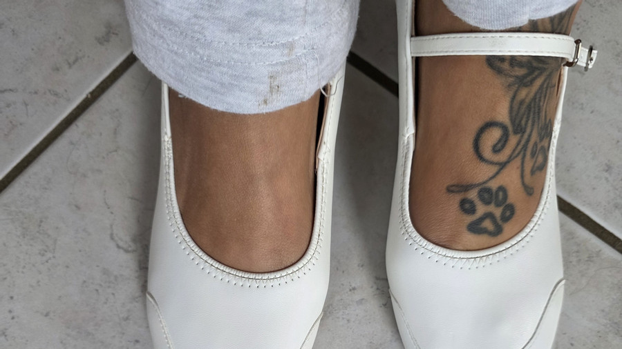 Sexy große Füße schick verpackt