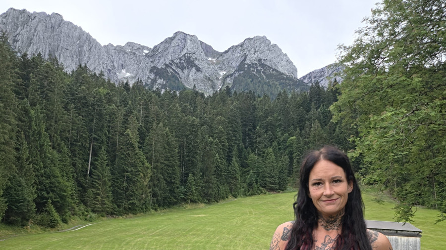 Rundungen und Kurven vor den Bergen Österreich