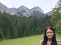 Rundungen und Kurven vor den Bergen Österreich