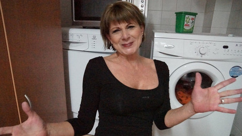 In der Waschküche habe ich mich geil befingert