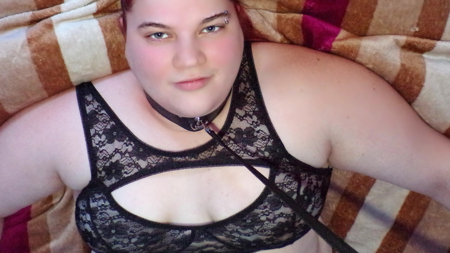 Hier ein paar sexy Fetisch Bilder von mir :-) sexy in Spitze und Maulkorb ;-) ich hoffe sie gefallen Dir!?