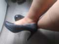 BRAUNE Nylons und schwarze High Heels