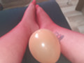 Rote Nylons und Luftballons