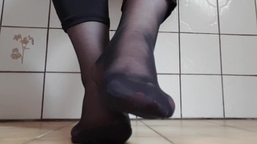 Fußerotik mit schwarzen Nylons und Heels