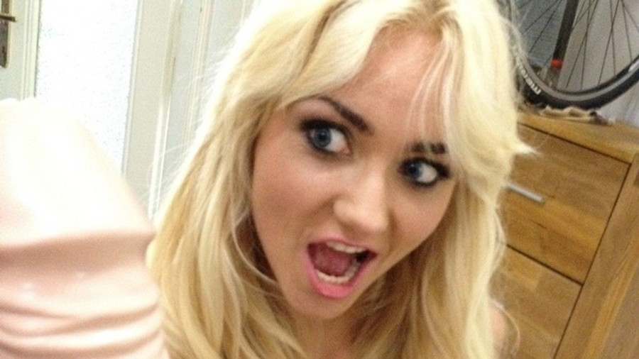 G***e Spielchen mit dem mega Riesen D***o,