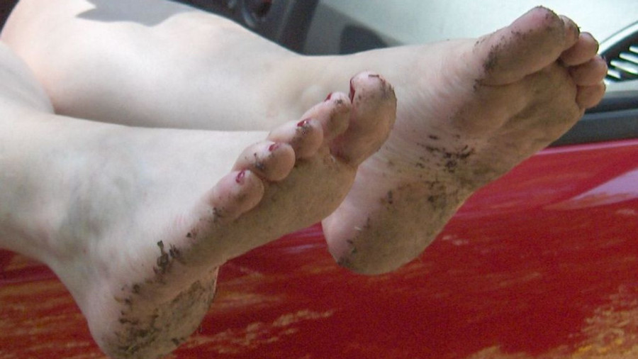 Dirty Feet in der Natur im Auto