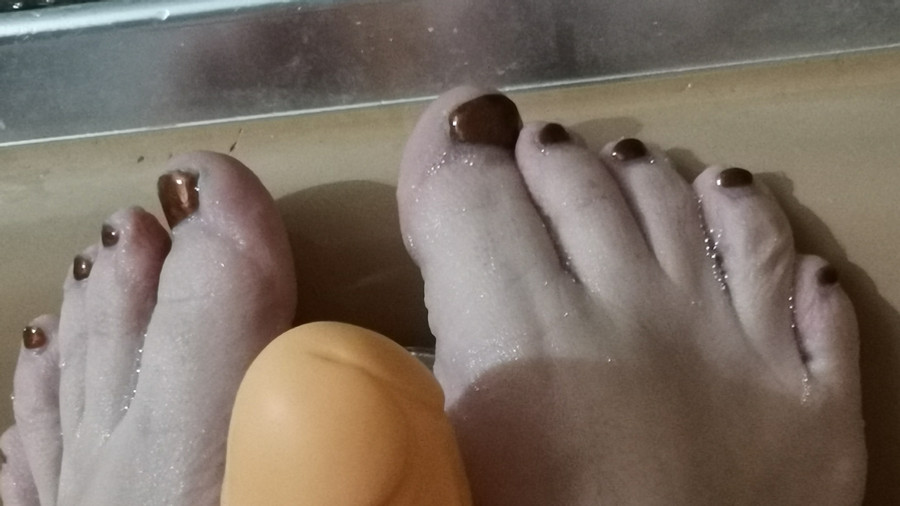Meine Füßchen zwischen einem Dildo
