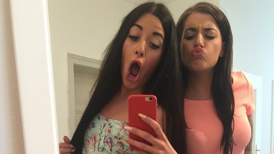 Hallo wir sind Zwillinge, Evi und Sylvie und richtig geil!