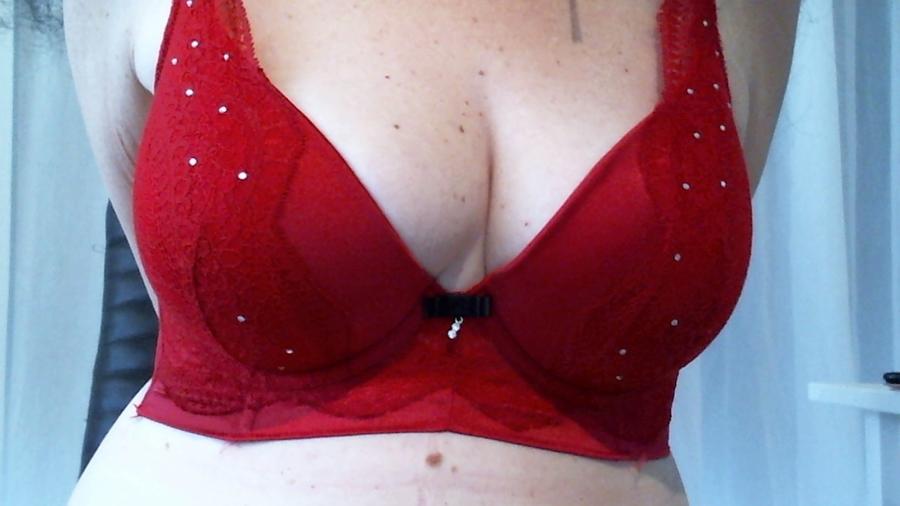 Rot ist meine Farbe , sexy ein touch von erotik und schlampig :)