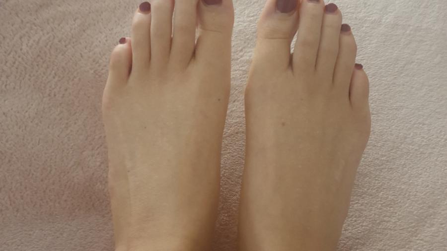 Füße, lackierte Fußnägel