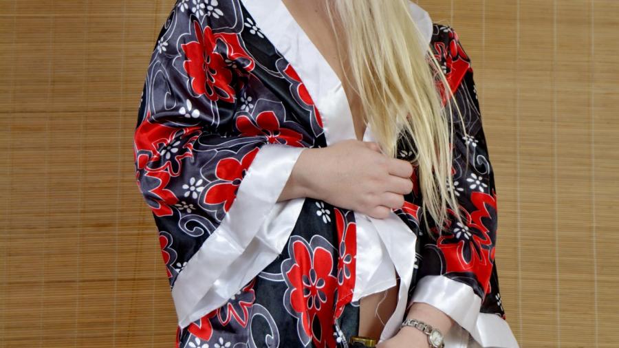 Kimono Japanerin Rollenspiele mit Schwert