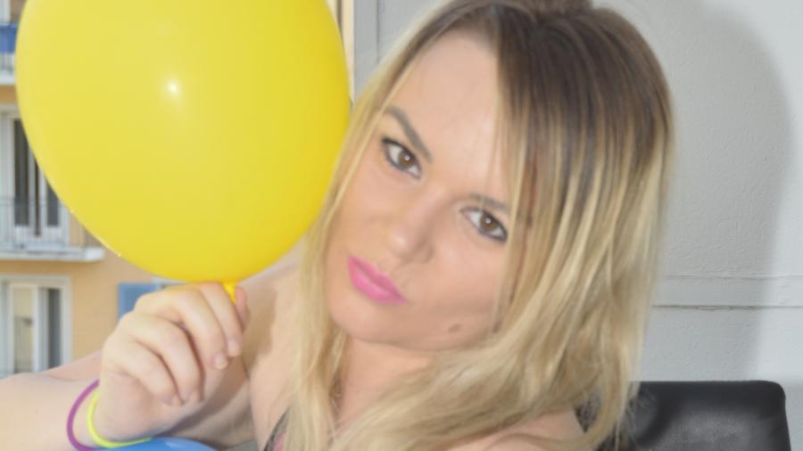 Sexy Blonde auf Balkon in Bikini mit Luftballoons