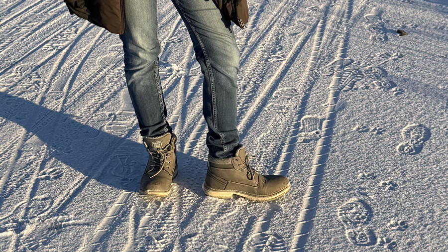 in Jeans Hose Winter und Schnee