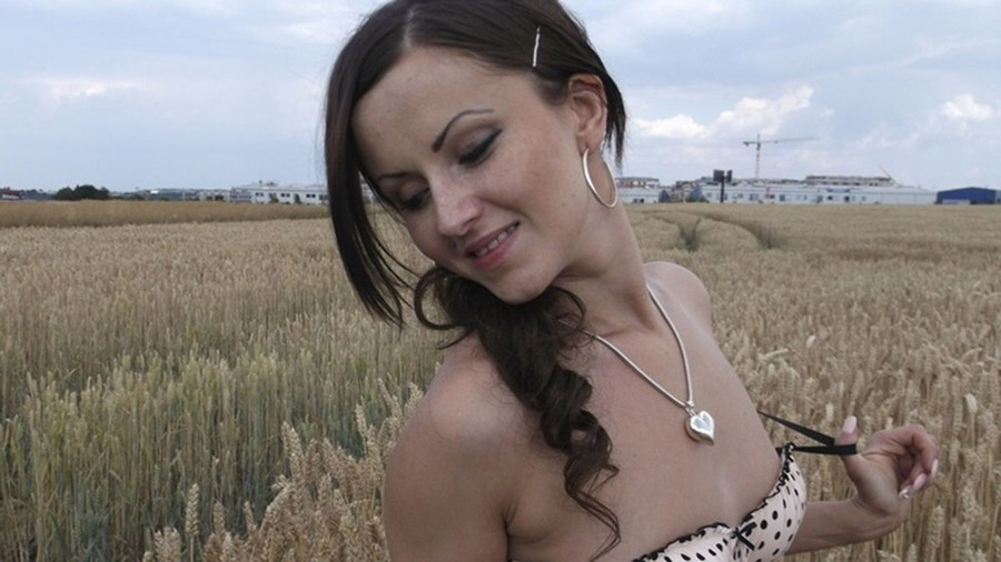 Draußen im Feld mich ausgezogen