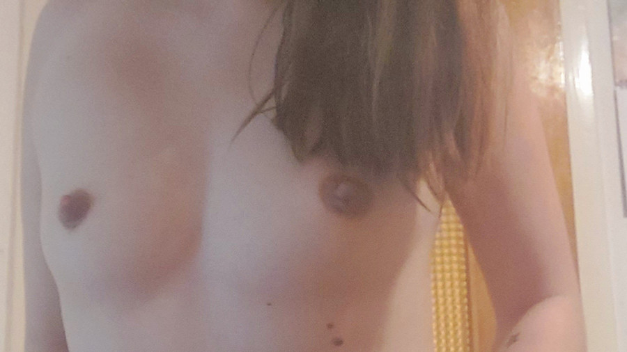 Aktuelle Bilder von mir komplett Nackt :-) upss da stekt ja auch was in meiner Pussy
