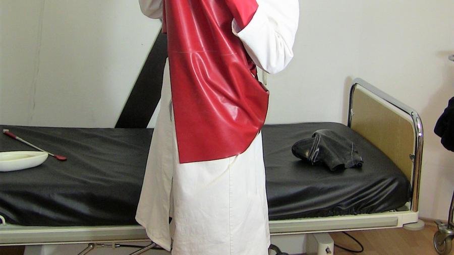 Fr. Doktor Syrkay mit Sperma bespritzter Gummischürze