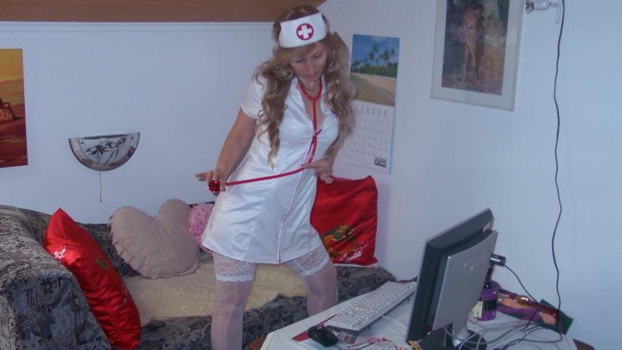 Was trägt die Krankenschwester drunter?