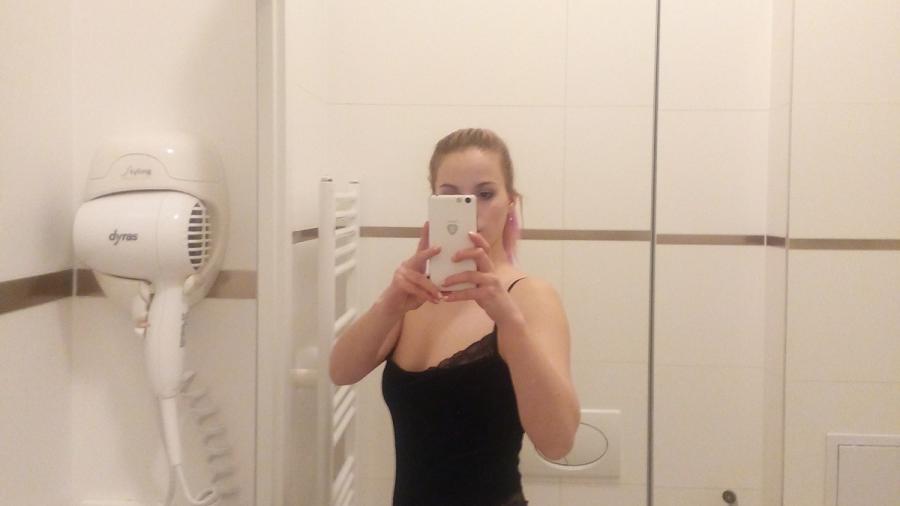 Selfies im Badezimmer, zu sehr geil !!!