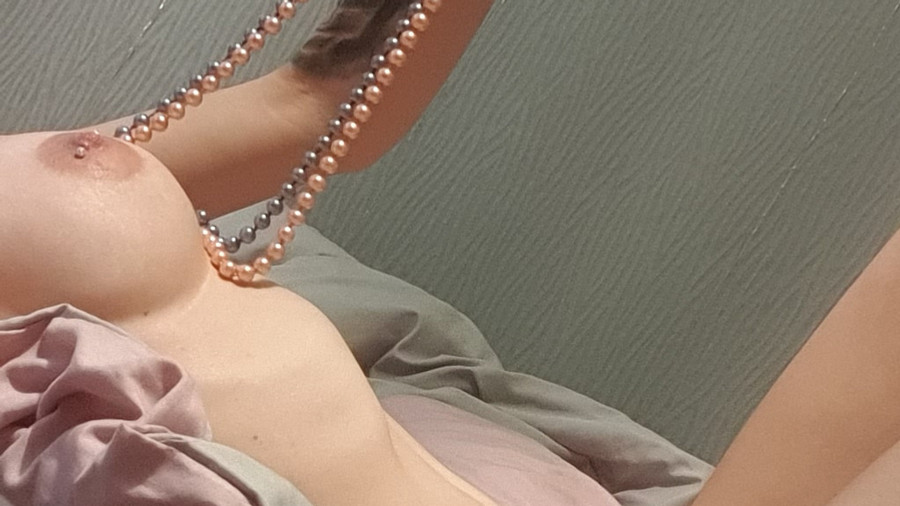 MiriHot komplett nackt nur mit Perlenketten an