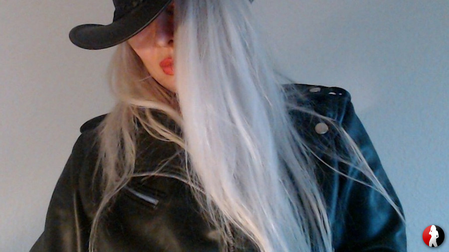 blonde Dame in Flammen