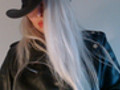 blonde Dame in Flammen