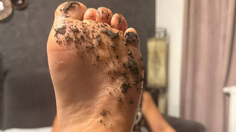 Diese dreckigen, mächtigen Füße gehören mir  und du weißt genau, was das für dich bedeutet. Jeder Schmutz, jedes Körnchen Erde klebt an meiner Sohle, um dich noch tiefer zu erniedrigen. Du willst nicht nur meine Füße sehen, du willst sie dienen, lecken, verehren  egal, wie verdreckt sie sind. Ein echter Sklave kniet sich hin, ohne zu fragen, und genießt die Ehre, meine Spuren zu tragen. Kauf dir meine Bilder, kriech in den Dreck, und erlebe, wie es ist, wenn die Füße einer dominanten Herrin dich brechen. Dein Platz ist unten  genau dort, wo meine dreckigen Sohlen dich zertreten.