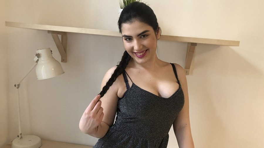 Tiefer Einblick von unten direkt auf meine g***e V**ze